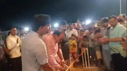 सिधौली: सिधौली के ग्राम बाड़ी में नाइट क्रिकेट टूर्नामेंट मुकाबले का हुआ आयोजन