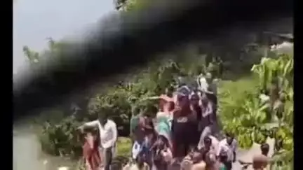 কাকদ্বীপ: রেল ব্রিজ পারাপার করতে গিয়ে তখন রেল ব্রিজে চলে আসে উঠলে কাল নাগিনী ব্রিজের উপর থেকে দাদু ও নাতনী ঝাঁপ মারে