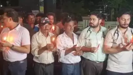 स्वरूप रानी मेडिकल हॉस्पिटल के डॉक्टरों ने प्लेन क्रैश हादसे में शिकार हुए लोगों को कैंडल जलाकर श्रद्धांजलि दी