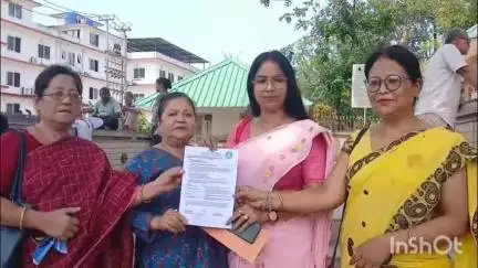 গুৱাহাটী: বহিঃ ৰাজ্যত অসমৰ যুৱতীৰ মৃতদেহ উদ্ধাৰৰ ঘটনাৰ তদন্তৰ দাবীৰে আম আদমী পাৰ্টীৰ মহিলা শক্তিৰ স্মাৰক পত্ৰ জিলা আয়ুক্তক