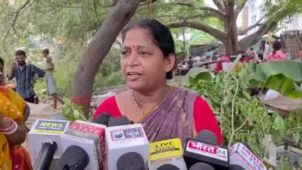 जगदीशपुर: भीखनपुर गुमटी नंबर एक पर रेलवे की अतिक्रमण हटाओ कार्रवाई, महिलाओं के विरोध से रुकी बुलडोजर की चाल