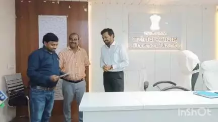 किशनगंज: जिले के डीएम कार्यालय में बेहतर कार्य करने वाले स्वास्थ्य कर्मी अधिकारी को डीएम ने प्रमाण पत्र देकर किया सम्मानित