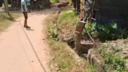 ইলামবাজার: ইলামবাজার ব্লকের গুড়িষা অঞ্চলের উদয়পুর গ্রামে 40 থেকে 50 টি পরিবার পানীয় জল সংকটে ভুগছে#jansamasya