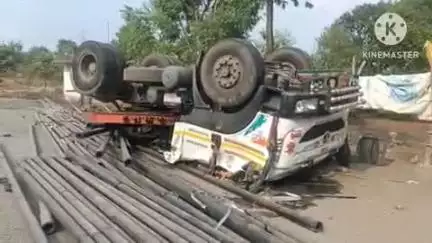 बांधवगढ़: उमरिया NH-43 पर लोहे के पाइप से लदा ट्रेलर ट्रक पलटा, टली बड़ी दुर्घटना
