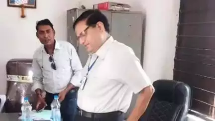 खंडवा: खंडवा के आमोदा गांव में पर्यवेक्षक ने ग्रामीणों से मुलाकात कर चर्चा की