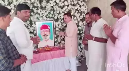 कुंडा: कालाकांकर राजभवन पहुंचे पूर्व सांसद विनोद सोनकर ने जताया शोक, राजा जय सिंह सिसोदिया के चित्र पर अर्पित की पुष्पांजलि