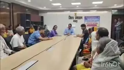 आरा: भोजपुर के समाहरणालय सभागार में जिलाधिकारी श्री तनय सुल्तानिया ने सामाजिक सुरक्षा पेंशन योजनाओं के लाभुकों से किया संवाद