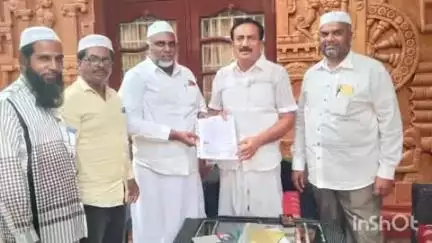 வாலாஜா: அண்ணா அவன்யூவில் அதிமுக மாவட்ட செயலாளர் உடன் கட்சி நிர்வாகிகள் நேரில் சந்திப்பு- பூர்த்தி செய்யப்பட்ட பூத் கமிட்டி படிவங்கள் ஒப்படைக்கப்பட்டது