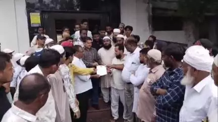बुरहानपुर: शहर में दूषित पानी और स्मार्ट मीटरों के विरोध में एआइएमआइएम पार्टी ने एसडीएम कार्यालय पर किया प्रदर्शन