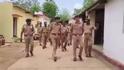 मुगलसराय: जनपद में कानून व शांति व्यवस्था और अपराध नियंत्रण के लिए पुलिस उपमहानिरीक्षक ने थानों का निरीक्षण किया और अपराध गोष्ठी की