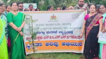 ಹಾನಗಲ್: ಸ್ವಚ್ಛತಾ ಅರಿವು ಅಭಿಯಾನಕ್ಕೆ ಪಟ್ಟಣದಲ್ಲಿ ಪುರಸಭೆ ಅಧ್ಯಕ್ಷೆ ರಾಧಿಕಾ ದೇಶಪಾಂಡೆ ಚಾಲನೆ