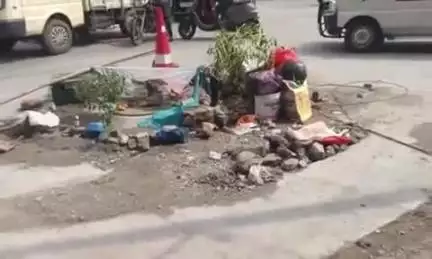 ఇబ్రహీంపట్నం: ఆనంద్ నగర్ నుంచి మనసురాబాద్ వైపు వెళ్లే వాహనదారులు జాగ్రత్త కూడలి వద్ద మ్యాన్ హోల్ ధ్వంసం అయింది #localissue