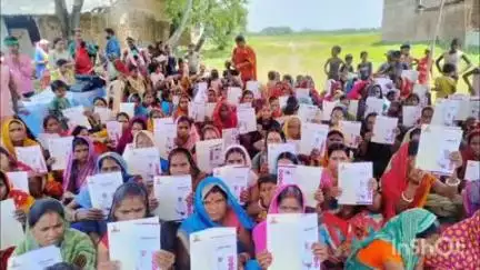 बांका: ललवामोड़ व वारसावाद गांव में महिला संवाद कार्यक्रम आयोजित, महिलाओं ने जीविका से जुड़कर आत्मनिर्भर बनने की बात कही