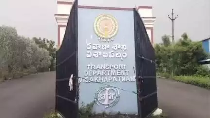 భీమిలి: విశాఖ జిల్లా గంభీరం ఆర్టీఏ కార్యాలయంలో తీవ్ర ఇబ్బందులు ఎదుర్కొన్న వాహనదారులు
