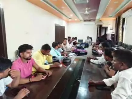 ठाकुरगंज: ठाकुरगंज प्रखंड विकास पदाधिकारी ने पंचायत सचिव और स्वच्छता कर्मियों के साथ की बैठक