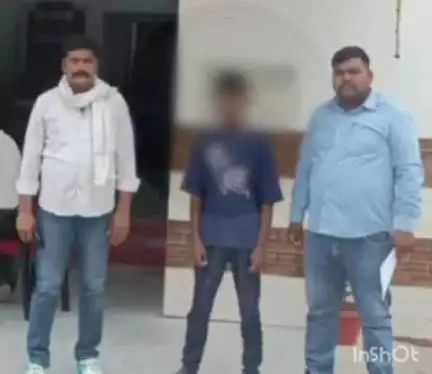 धनघटा: धनघटा थाना क्षेत्र के एक गांव में युवती को बहला-फुसलाकर भगाने के मामले में वांछित बाल अपचारी को किया गया गिरफ्तार