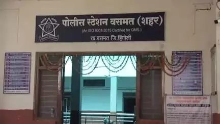 बसमत: सोमवार पेठ भागातील एका घरातील अवैध दारू विक्री केंद्रावर छापा यादरम्यान पोलीस पथकावर हल्ला विविध कलमान्वये दाखल