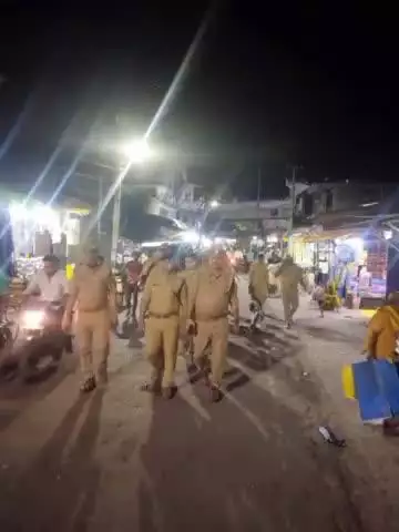 कर्वी: क्षेत्राधिकारी नगर ने कर्वी शहर में पैदल निकलकर सुरक्षा का लिया जायजा