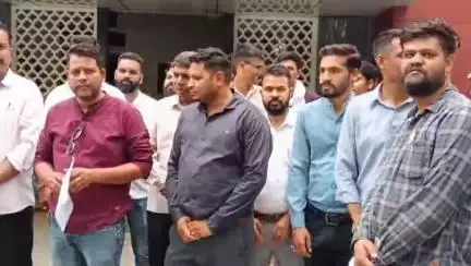 बड़गांव: खेरोदा में पटवारी के साथ मारपीट के विरोध में पटवार संघ ने कलेक्ट्रेट पर किया प्रदर्शन, सरपंच पति पर कार्रवाई की मांग की