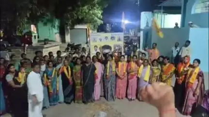 పాణ్యం: కలూరు మండలం పందిపాడు గ్రామంలో తల్లికి వందనం పథకం ఖాతాలో నగదు జమ కావడంతో, తెలుగుదేశం పార్టీ నాయకులు సంబరాలు