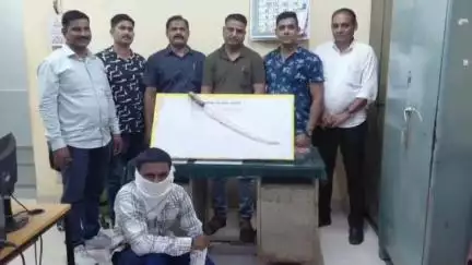 जळगाव: तलवार घेवून दहशत माजविणाऱ्या तरूणाला सम्राट कॉलनीतून अटक; जळगाव स्थानिक गुन्हे शाखेची कारवाई