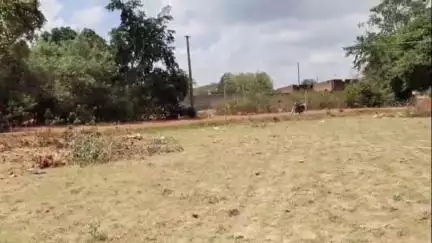 इटकी: इटकी के बारीडीह गांव में सीमांकन का विरोध, खांइन खेत जमीन पर सरना झंडा गाड़ा