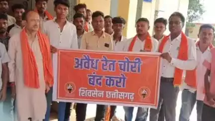 दुर्गुकोंदल: दुर्गुकोदल ब्लॉक के खंडी नदी में कई गांवों में हो रहे अवैध रेत खनन का शिवसेना ने किया विरोध प्रदर्शन