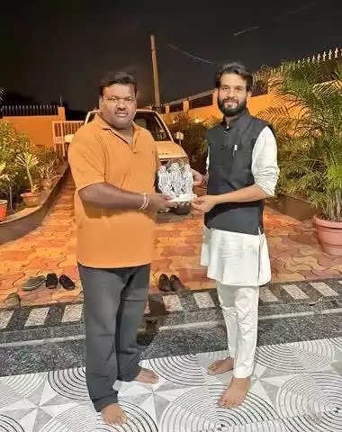 हमारे भारत की शान मशहूर यू ट्यूबर और साफ दिल इंसान "राजेश" जी के आवास पर चाय पर चर्चा की उपरांत स्नेह स्वरूप श्री राम दरबार भेंट किए।

भगवान श्री राम जी की कृपा सदा इनपर और इनके परिवार पर बनी रहे।