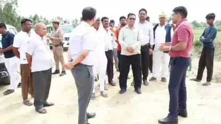 शाहाबाद: ज़िलाधिकारी जोगिंदर सिंह ने शाहाबाद तालाब पर जाकर एसडीएम समेत अन्य अधिकारियों को वृक्षारोपण के निर्देश दिए