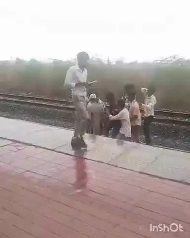 कोलारस: रील बनाने के लिए कोलारस रेलवे स्टेशन पर ट्रेन के आगे कूदा एक युवक, वीडियो आया सामने