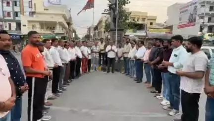 बड़गांव: अहमदाबाद विमान हादसे के मृतकों को सुभाष नवयुवक मंडल ने सुभाष चौराहे पर दी श्रद्धांजलि