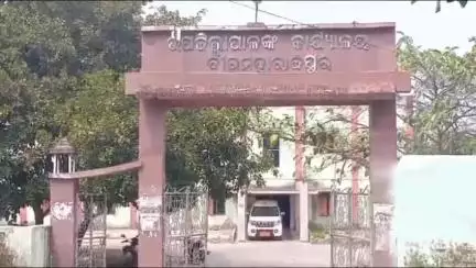 ବୀରମହାରାଜପୁର: ବୀରମହାରାଜପୁର ଉପଜିଲ୍ଲାପାଳଙ୍କୁ କାର୍ଯ୍ୟାଳୟରେ ସୌଜନ୍ୟ ମୂଳକ ସାକ୍ଷାତ କଲା ବରିଷ୍ଠ ନାଗରିକ ସଂଘ