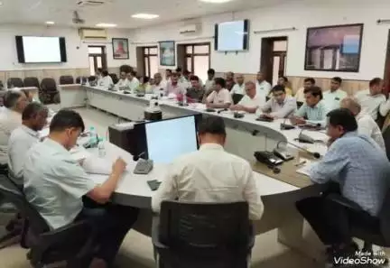 जालौर: कलेक्ट्रेट सभागार में जिला कलेक्टर ने राजस्व अधिकारियों की ली बैठक, दिए आवश्यक निर्देश