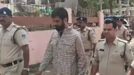 हुज़ूर: टीला जमालपुरा थाने के लिस्टेड बदमाश अरशद बब्बा को किया गया जिला बदर, पुलिस कमिश्नर ने जारी किए आदेश