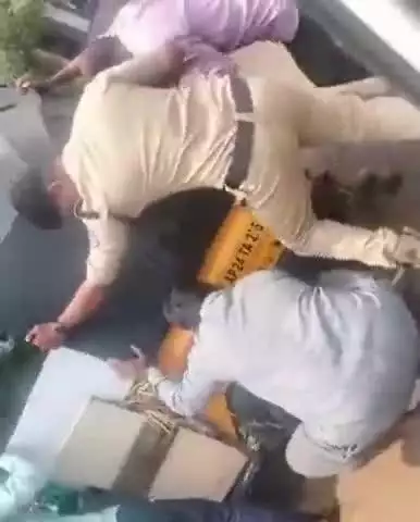 ఇబ్రహీంపట్నం: గుంతలో ఇరుక్కున్న ఆటో ఏ ఆర్ కానిస్టేబుల్ సహాయంతో బయటకి తీసిన స్థానికులు