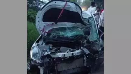 मांट: टेटी गांव में तेज रफ्तार का कहर, मारुति स्विफ्ट कार पेड़ से टकराई, कई घायल