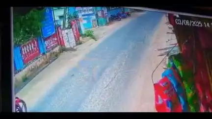 ଖଲ୍ଲିକୋଟ୍: କରଣ ସାହି ସ୍ଥିତ ଆରଆଇ ଅଫିସ ସମ୍ମୁଖରୁ ବାଇକ ଚୋରି ଘଟଣାର ସିସିଟିଭି ଫୁଟେଜ ଭାଇରାଲ