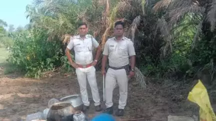ବୌଦ୍ଧ ସଦର: ଝାରକଟା ଗ୍ରାମ ଜଙ୍ଗଲରେ ଦେଶୀ ମଦ ତିଆରି ଆଡ୍ଡାରେ ଅବକାରୀ ମୋବାଇଲ ସ୍କ୍ୱାର୍ଡର ଚଢ଼ାଉ