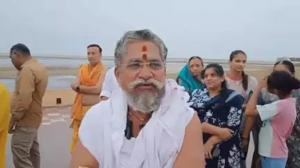ત્રિવેણી સંગમ ખાતે તીર્થ પુરોહિતો દ્વારા અમદાવાદ પ્લેન ક્રેશ ઘટનાના મૃત્તમાઓને શ્રધાંજલિ અર્પણ કરાઈ,ઉપપ્રમુખે આપી વિગતો