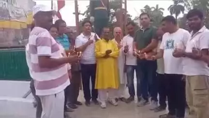 पडरौना: अहमदाबाद विमान हादसे के मृतकों को पड़रौना सुभाष चौक पर दी गई भावभीनी श्रद्धांजलि, व्यापारियों ने जलाईं मोमबत्तियां