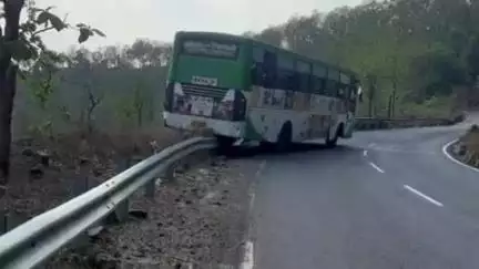 सिलवानी: जमुनिया घाटी पर ब्रेक फेल होने की वजह से रेलिंग से टकराई एक बस, बड़ा हादसा टला