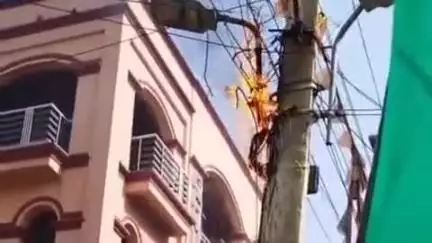 फतेहपुर: सब्जी मंडी के पास भीषण गर्मी के कारण विद्युत पोल में लगी आग, बड़ा हादसा टला