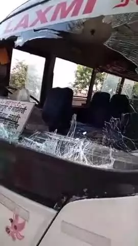 ज़मानिया: सुहवल थाना क्षेत्र के रमवल गांव के समीप गाजीपुर से मोहनियां जा रही सवारियों से भरी बस पर लाठी-डंडे से किया हमला