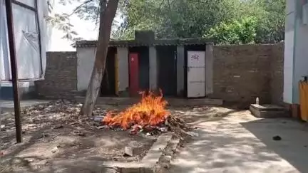 जोगापट्टी: योगापट्टी सामुदायिक स्वास्थ्य केंद्र परिसर में बायोमेस्ट जलाने से संक्रमण का खतरा, वीडियो हुआ वायरल