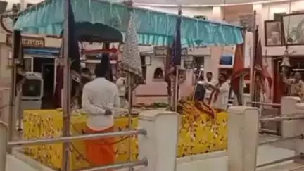 खंडवा नगर: श्री दादाजी दरबार में हुई आरती, धूनी माई की भी उतारी गई आरती