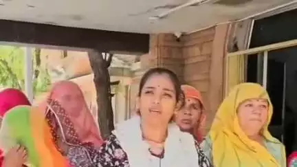 बाड़मेर: कल्याणपुर मोहल्ले के लोगों ने मकान की छत पर अवैध मोबाइल टावर लगाने का आरोप लगाया, जिला कलेक्टर को सौंपा ज्ञापन