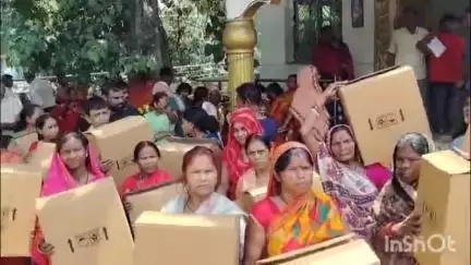 पतरातू: अरगड्डा साइ मंदिर प्रांगण में विधायक और झारखंड इस्पात लिमिटेड द्वारा सोलर टेबल पंखे वितरित