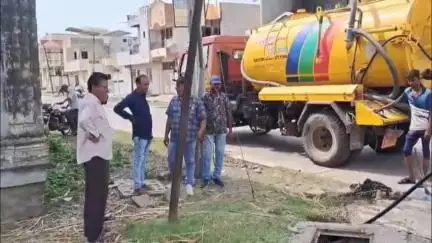 ઉપલેટા: સેનીટેશન શાખા દ્વારા ચોમાસા અંગેની પ્રમોશન કામગીરી અંતર્ગત શહેરના દરેક વિસ્તારમાં ગટરની સાફ સફાઈ હાથ ધરવામાં આવી