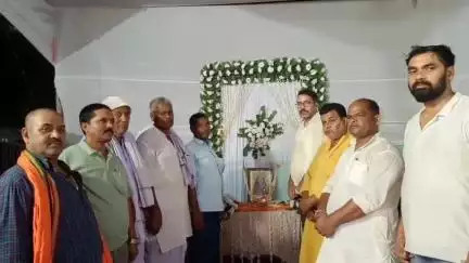 सिमरी बख्तियारपुर: गंज निवासी सुधीर भगत की माताजी के निधन पर सांसद प्रतिनिधि हुए शामिल, अर्पित की श्रद्धांजलि