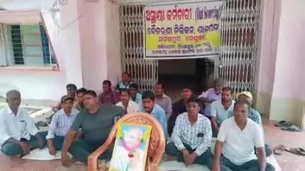 ଘସିପୁରା: ବୈତରଣୀ ଡିଭିଜନ ଶାଳପଡା ଠାରେ ଅସ୍ଥାୟୀ କର୍ମଚାରୀଙ୍କ ବିଭିନ୍ନ ଦାବିରେ ଧାରଣା